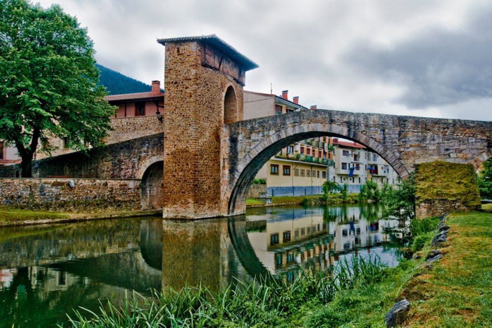 Puente-de-Balmaseda-1000x667 - El pueblo a 30 minutos de Bilbao con hermosos paisajes naturales y bellas construcciones medievales