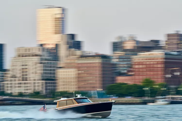 TAL-aman-new-york-yacht-NYAMANBOAT0824-ae8ad6cbed774beb9b63ad7d11c8b7ad - Este icónico hotel de Nueva York acaba de lanzar cruceros con vistas inmejorables a la Estatua de la Libertad