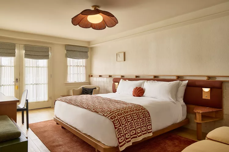 TAL-bedroom-beachside-rooms-BEACHSIDEHTL0824-f3b26161cb4a472b981a376c4a5179c7 - El hotel más nuevo de Nantucket es un resort familiar y está a pocos pasos de la playa