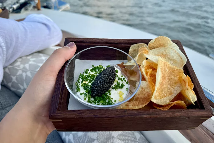 TAL-caviar-aman-new-york-yacht-NYAMANBOAT0824-599ab7e7cec24ca394fa7f25dca6ac4b - Este icónico hotel de Nueva York acaba de lanzar cruceros con vistas inmejorables a la Estatua de la Libertad
