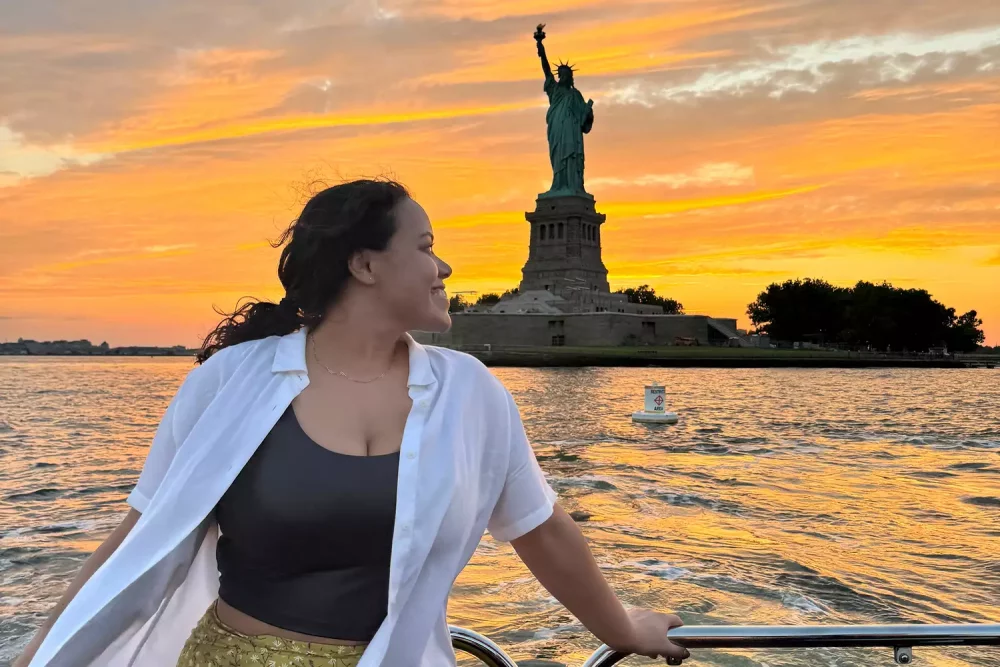 TAL-guest-aman-new-york-yacht-sunset-NYAMANBOAT0824-9c02b13cdf384eada90e8365bdf763ab-1000x667 - Este icónico hotel de Nueva York acaba de lanzar cruceros con vistas inmejorables a la Estatua de la Libertad