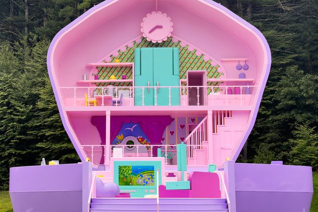 TAL-polly-pocket-airbnb-POLLYSHOUSE0824-b1a08bbc37c5451eadd5b4f8598b1af2 - Esta casa de Polly Pocket a tamaño real ya está disponible en Airbnb y es un épico recuerdo de los años 90