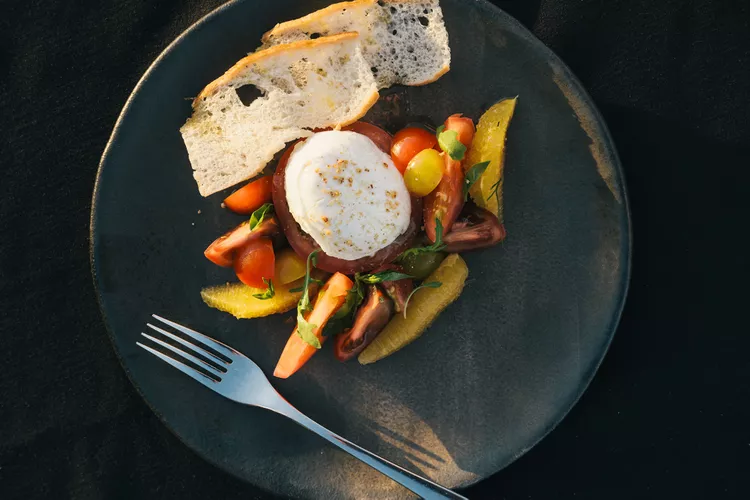 TAL-seabourn-pursuit-dining-KIMBERLEYPURSUIT0824-621ee58d44f448958610620748b325c1 - Así es navegar por una de las regiones más remotas de Australia, con cocodrilos mortales y paisajes ancestrales