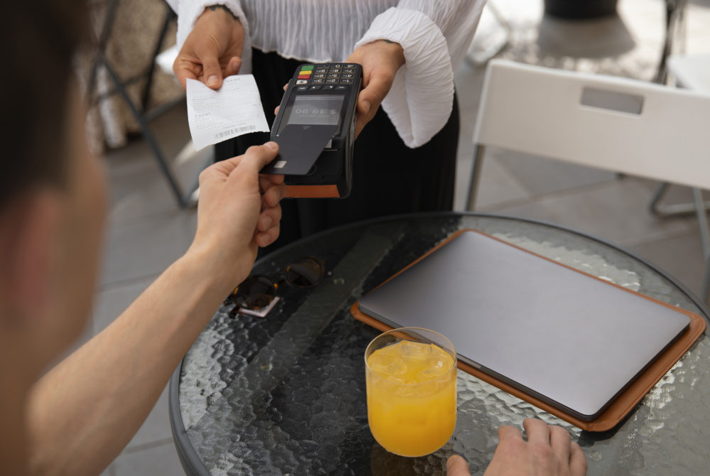 Tarjeta-1000x670 - Cómo pagar en Argentina: tips para turistas