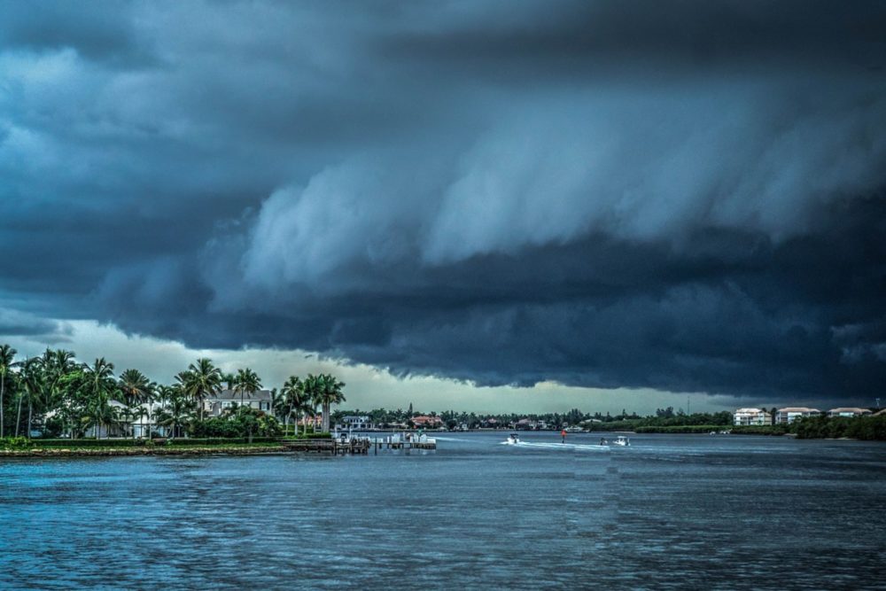 ¿Qué hace que una tormenta tropical se convierta en huracán?
