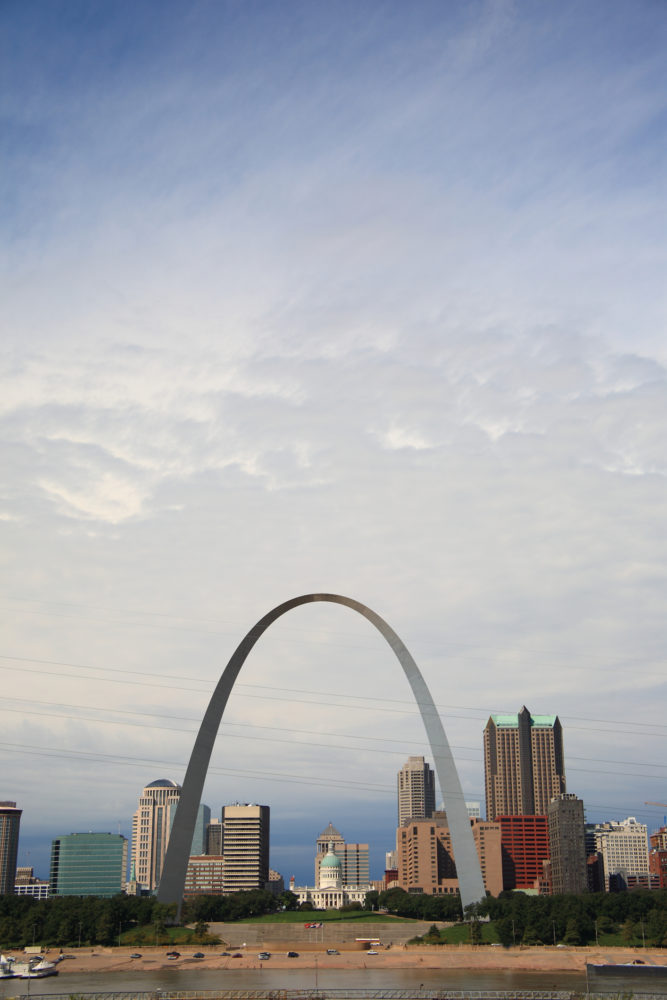 arco-ruta66-667x1000 - Explora la Ruta 66: desde Chicago hasta Los Ángeles