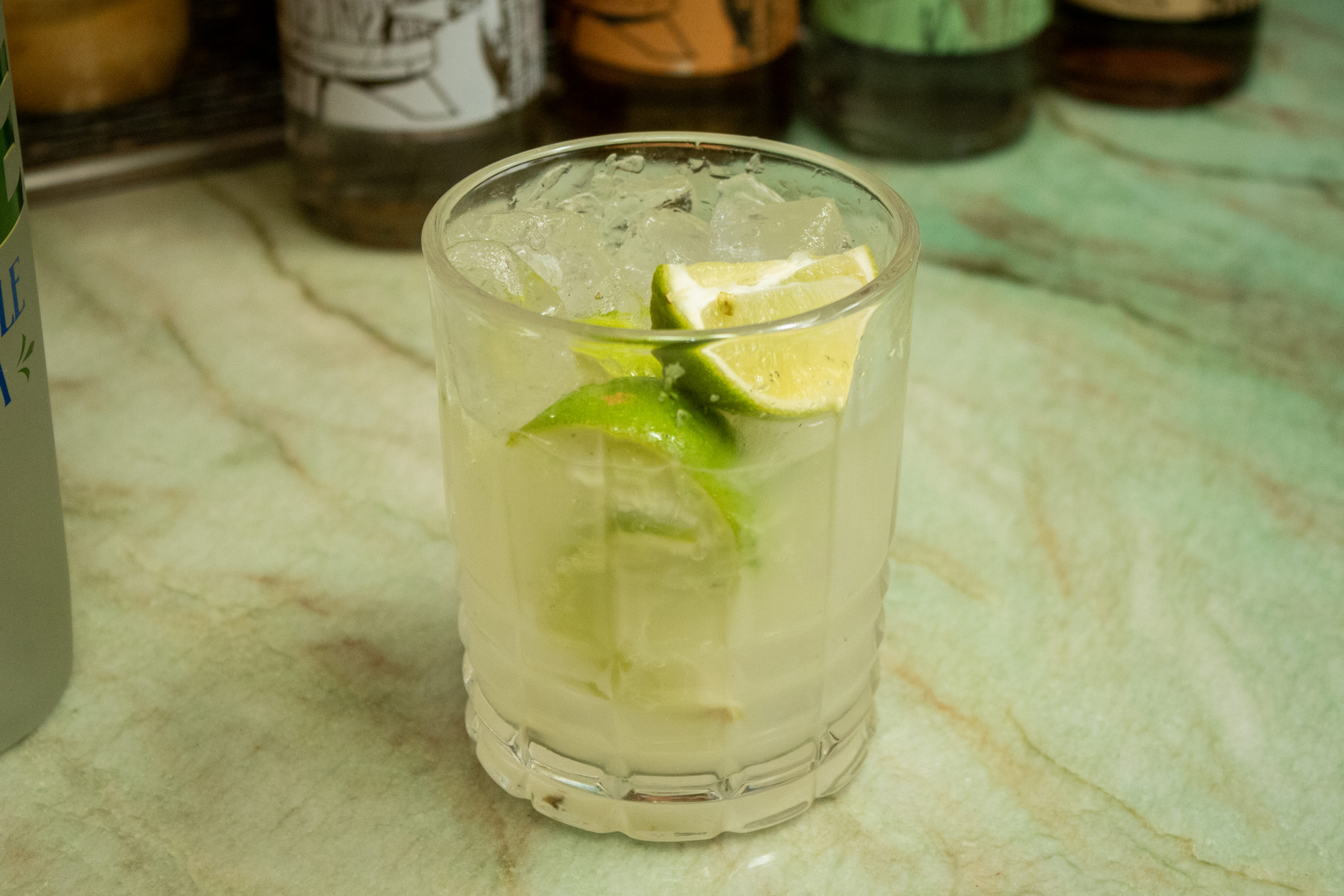 caipirinha_cachaza_1-scaled - Sabores de Brasil: un recorrido por los matices de la cachaza