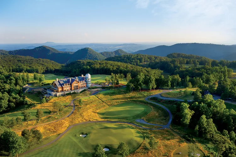 Este refugio remoto en Virginia acaba de inaugurar nuevas suites en casas en los árboles con vistas a las montañas Blue Ridge y muebles modernos