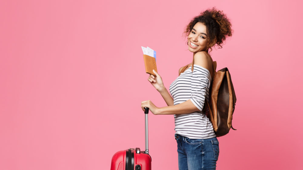 ¿Puedo llevar mochila y cartera en el avión?