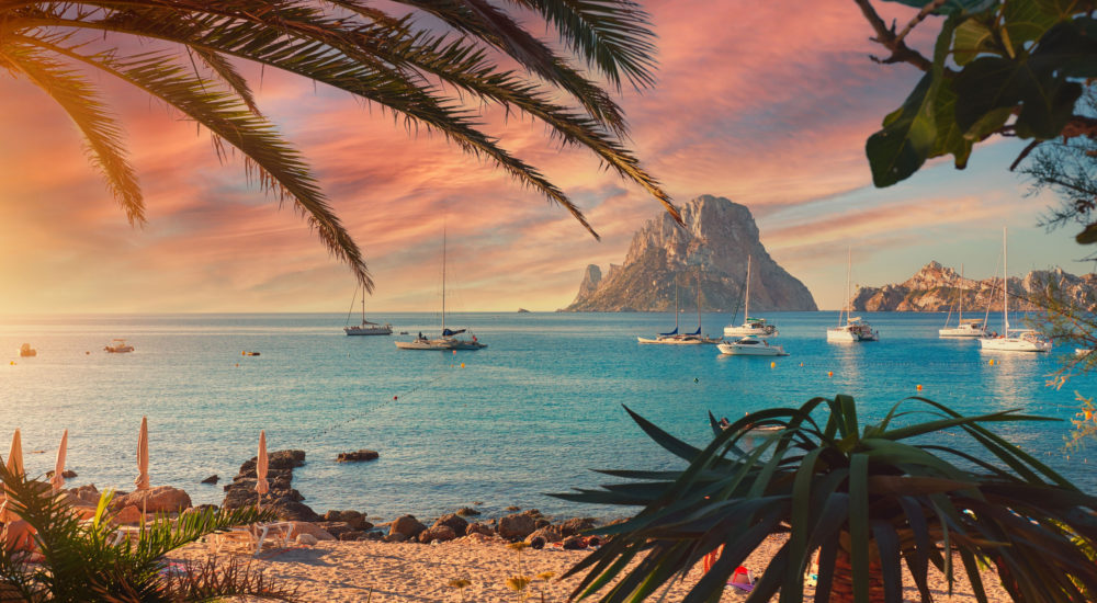 iStock-1454767539-1000x550 - Guía completa para viajar a Ibiza con niños: presupuesto y qué hacer en vacaciones