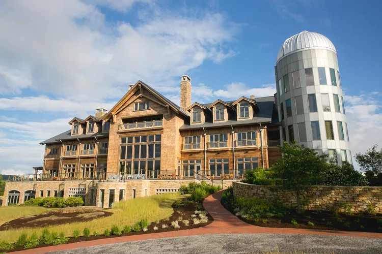 primland-lodge-exterior-VAMTRESORT0921-d57cd8938d614cf4805c0a99c8eb63ab - Este refugio remoto en Virginia acaba de inaugurar nuevas suites en casas en los árboles con vistas a las montañas Blue Ridge y muebles modernos
