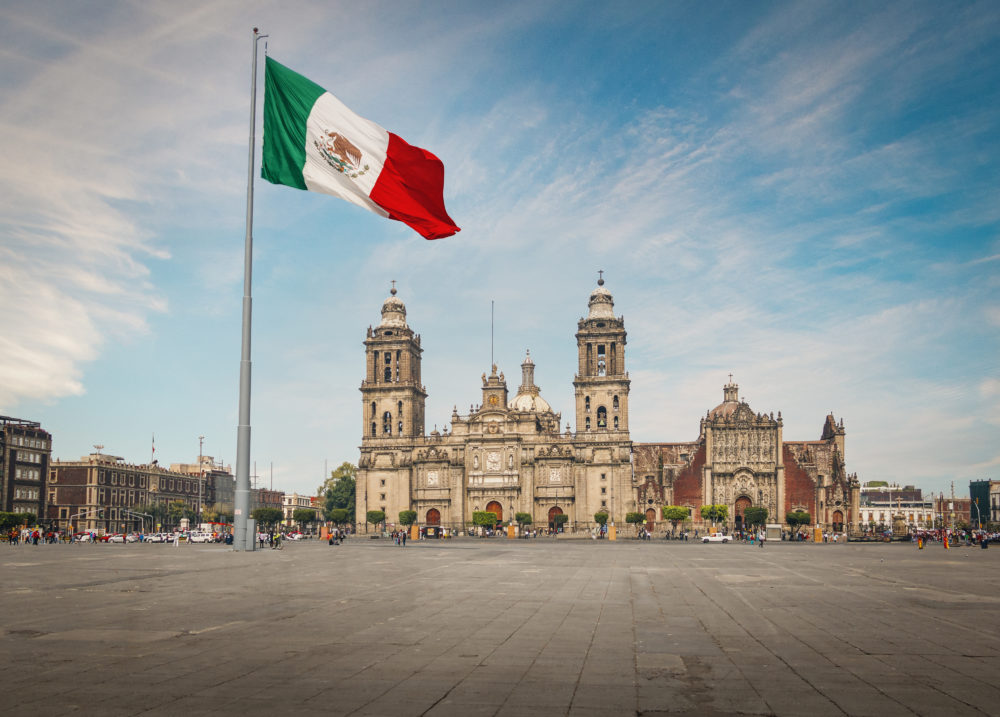 zocalo-square-and-mexico-city-cathedral-mexico-c-2023-11-27-05-32-42-utc-1000x717 - Una ruta por El Centro Histórico, descubre este tesoro cultural