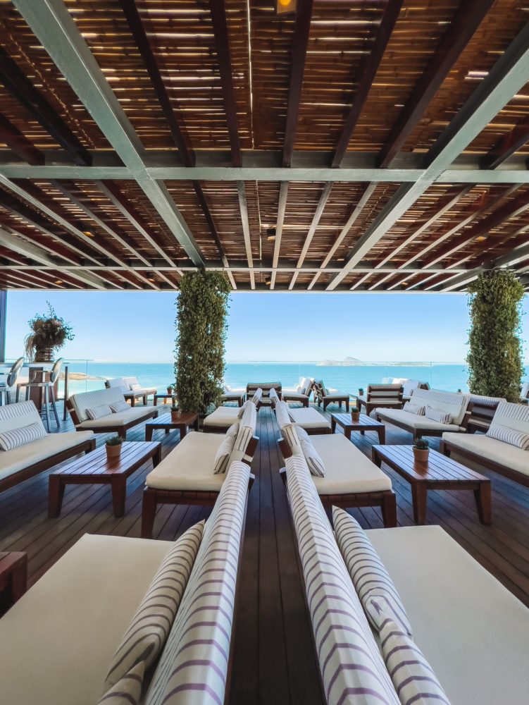 Bar-da-piscina_HFRJ_credBruno-Fioravanti-5-751x1000 - Lujo y diseño, el mejor hotel en Río de Janeiro