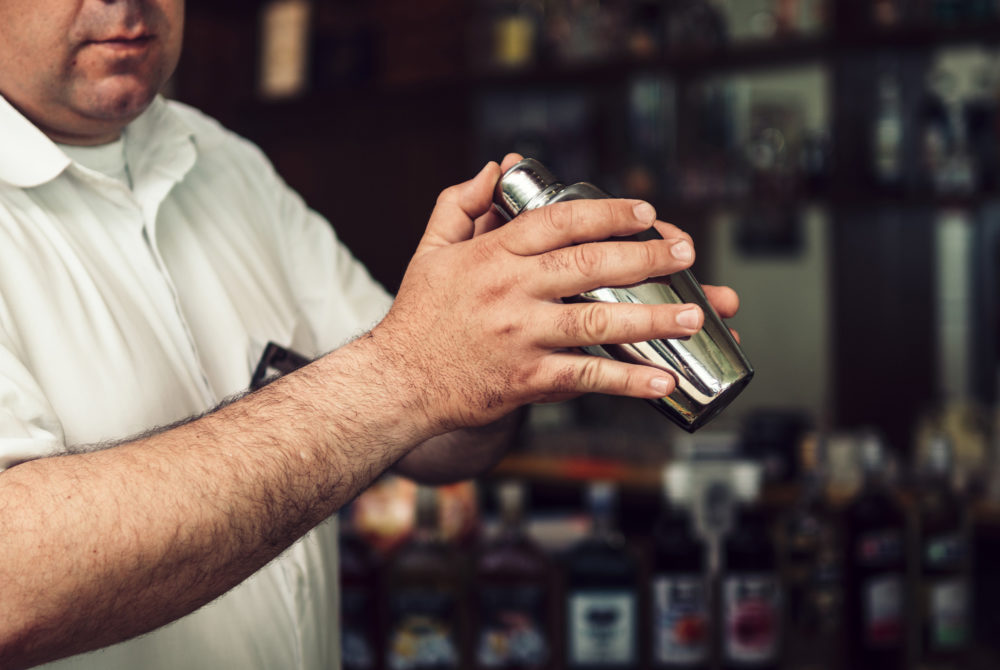 Bartender-1000x670 - A qué hora comienza la Ley Seca por el Día de la Independencia