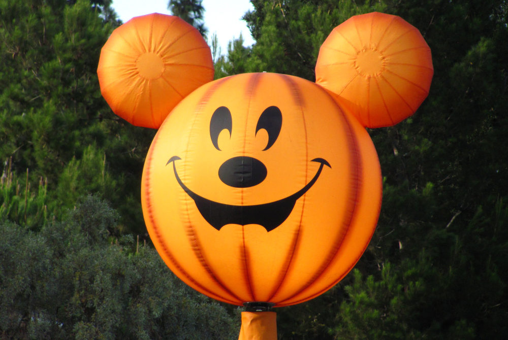 Calabaza-Mickey-1-1000x670 - La bonita búsqueda de calabazas de Halloween 2024 que organiza Disneyland California