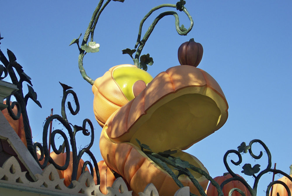 Calabaza-Pluto-1000x670 - La bonita búsqueda de calabazas de Halloween 2024 que organiza Disneyland California