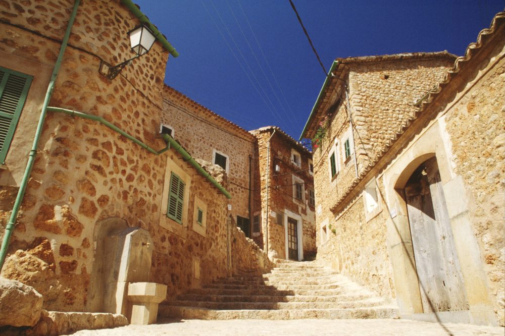 Carrer-de-Fornalutx-1000x666 - 8 rincones idílicos para despedir el verano en Baleares
