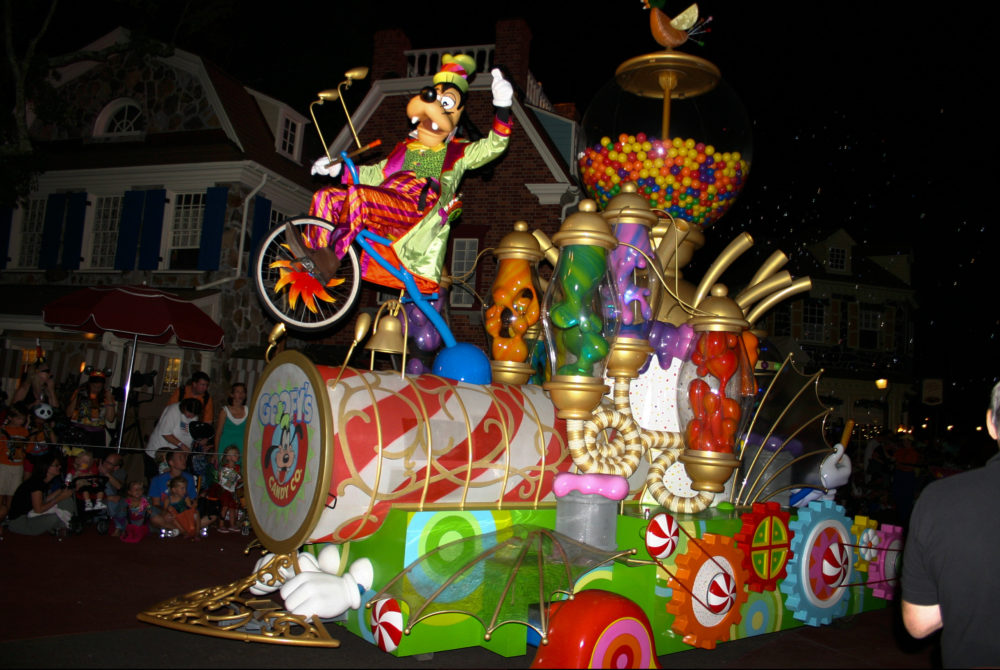 Carroza-Mickey-1000x670 - Dónde pedir 'Dulce o Truco' en Disney's Magic Kingdom durante la Mickey's Not-So-Scary Party