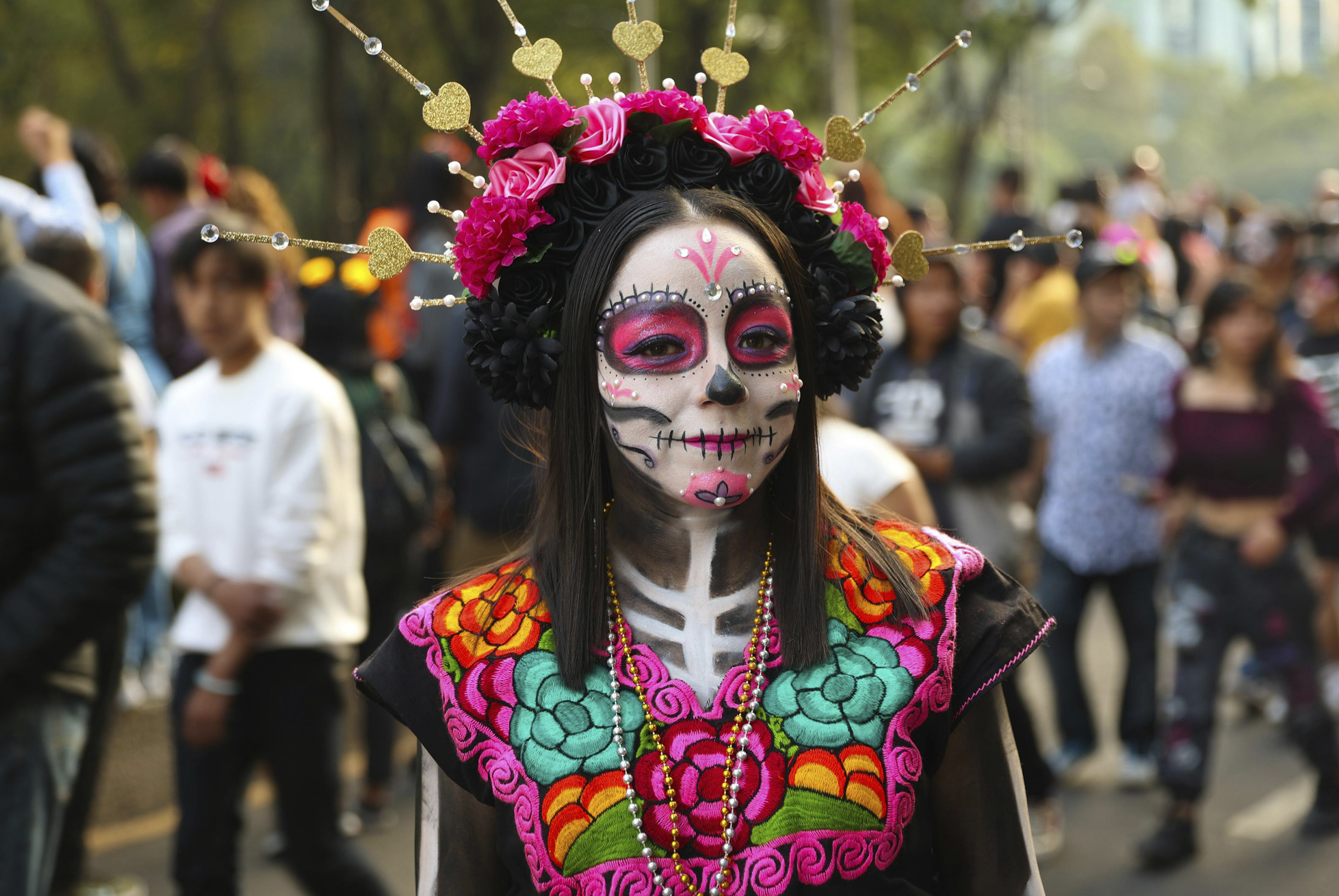 ¿James Bond «creó» el desfile del Día de Muertos? La impactante historia sobre el origen del carnaval de la CDMX