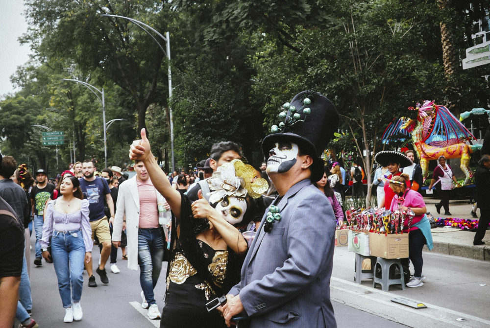 Desfile-Dia-Muertos2-1000x670 - ¿James Bond "creó" el desfile del Día de Muertos? La impactante historia sobre el origen del carnaval de la CDMX