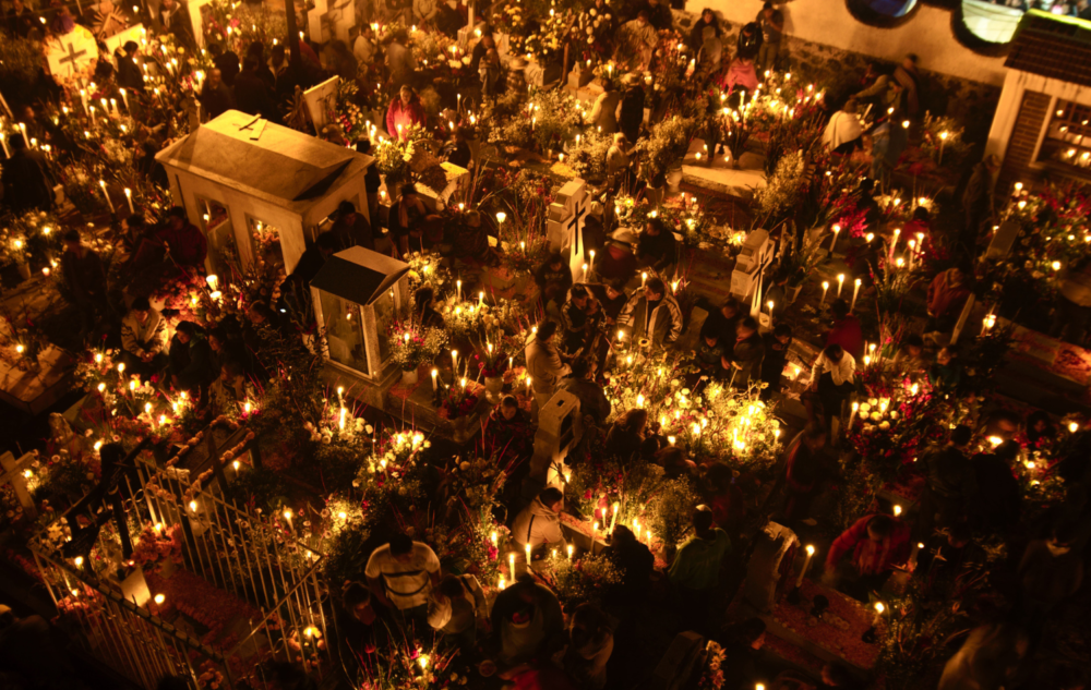 Dia-de-muertos-mixquic-1000x633 - 10 destinos de México para sorprenderte en Día de Muertos con sus festejos y altares