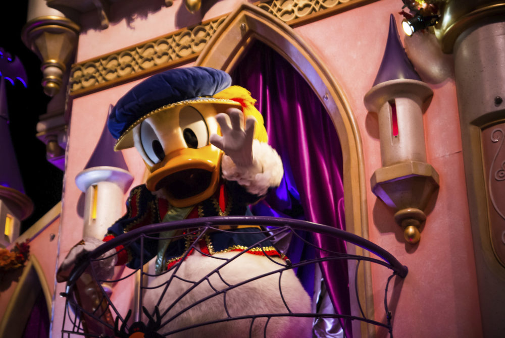 Donald-Halloween-1000x670 - Las 5 atracciones de Disney's Magic Kingdom que tendrán un ambiente tenebroso único en la Mickey's-Not-So-Scary Party