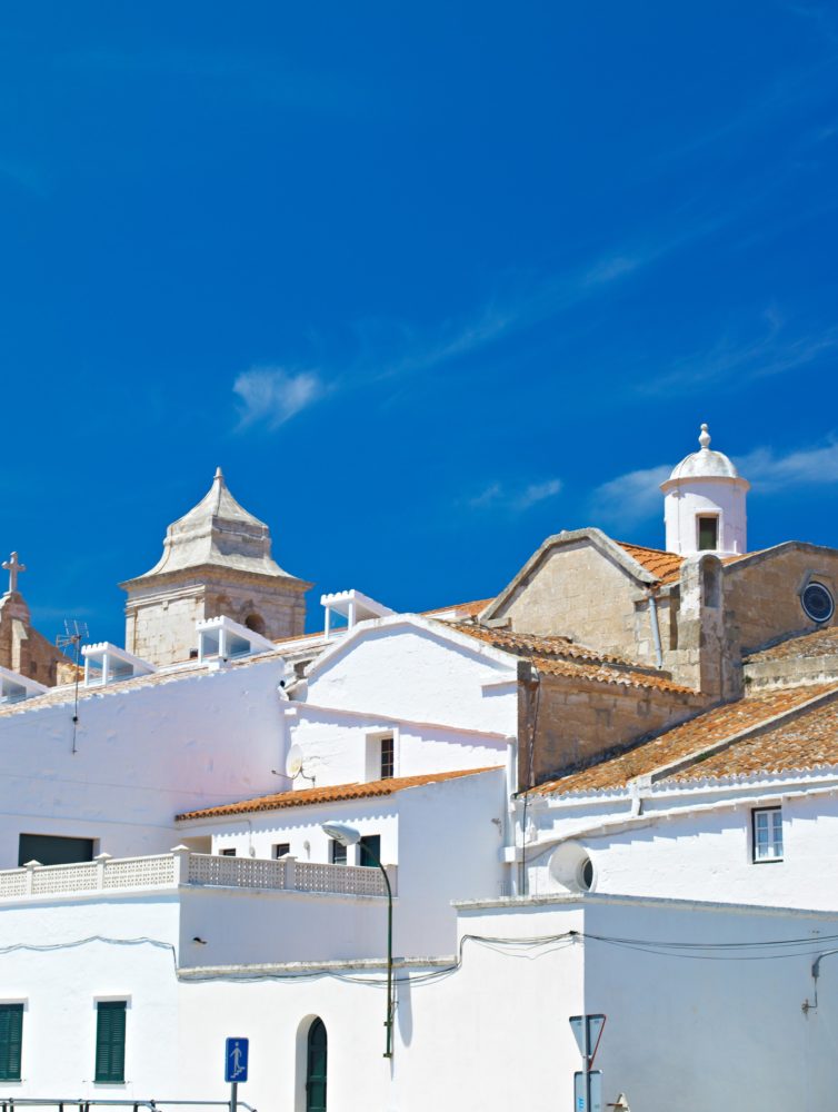 Es-Castell-med-754x1000 - 8 rincones idílicos para despedir el verano en Baleares