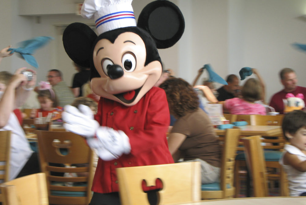 Mickey-Chef-1000x670 - Así puedes reservar las comidas con personajes en Disney Orlando