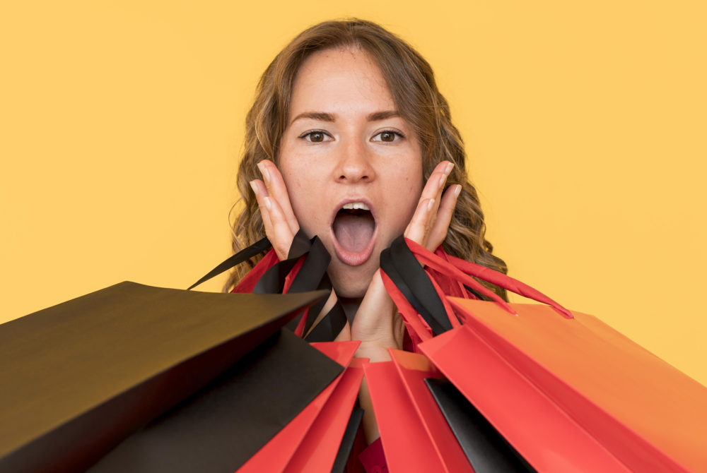 Mujer-compras-1000x670 - 8 outlets y tiendas en San Diego, a 40 minutos de Tijuana