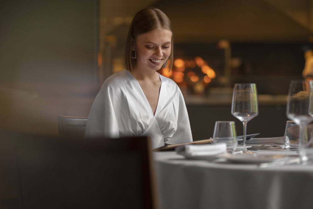 Mujer-restaurante-1000x670 - Top 6 restaurantes de lujo muy exclusivos de la CDMX