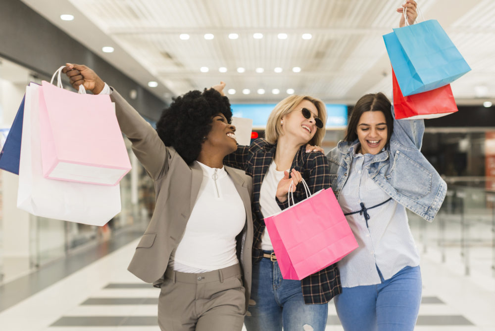 Mujeres-shopping-1000x670 - 8 outlets y tiendas en San Diego, a 40 minutos de Tijuana