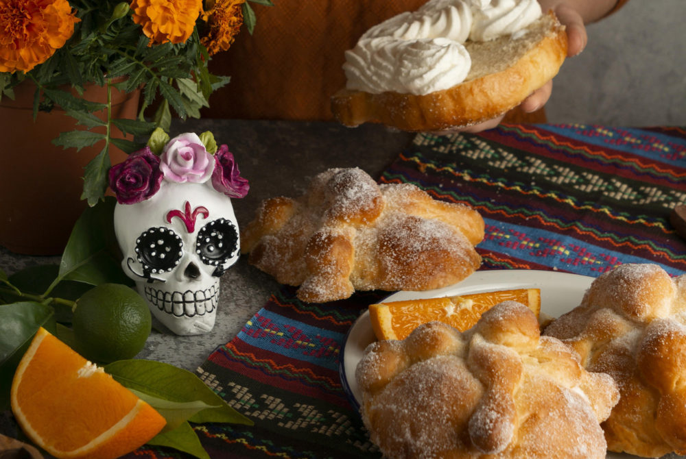 Pan-de-muerto-1000x670 - Cómo son las ofrendas del Día de Muertos en México y cuándo se deben poner