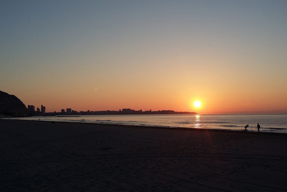 Postiguet-Playa-1000x670 - Esta playa tiene el agua más cálida de España, es Bandera Azul y es muy bonita para ir con amigos