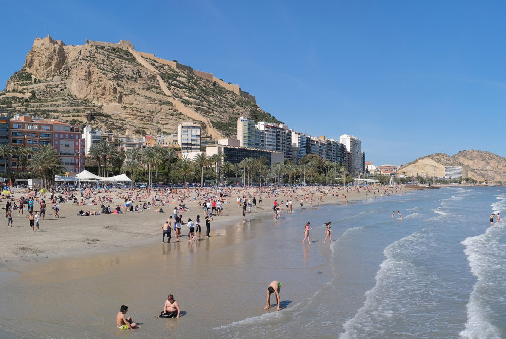 Postiguet-Playa2-1000x670 - Esta playa tiene el agua más cálida de España, es Bandera Azul y es muy bonita para ir con amigos