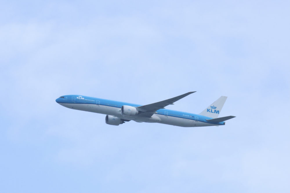 avion_KLM-1000x667 - 5 de los mejores programas de recompensas para viajeros (en el avión)