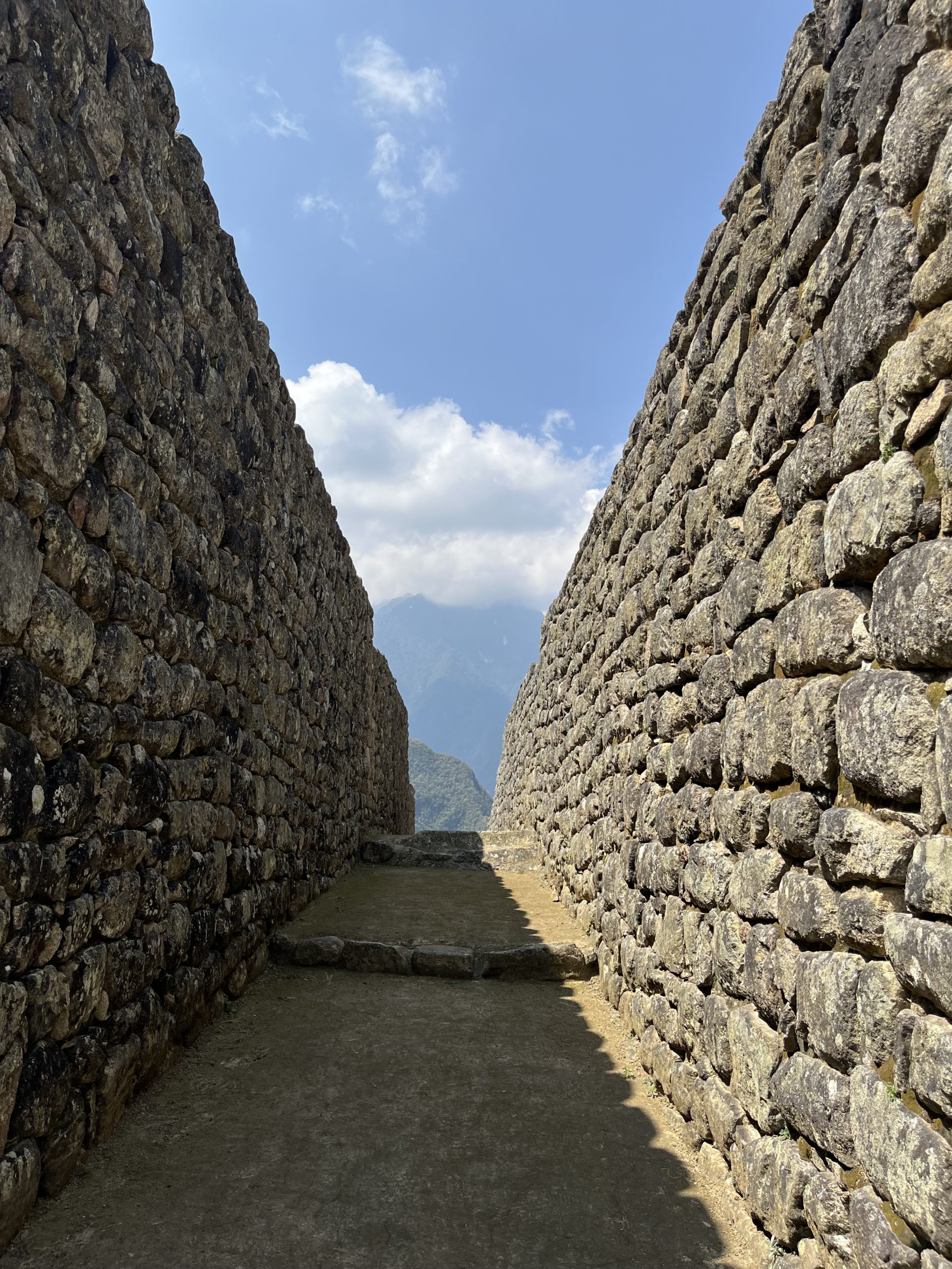 corredor_en_Machu_Picchu-scaled - Machu Picchu: una guía para disfrutar del misticismo de los incas