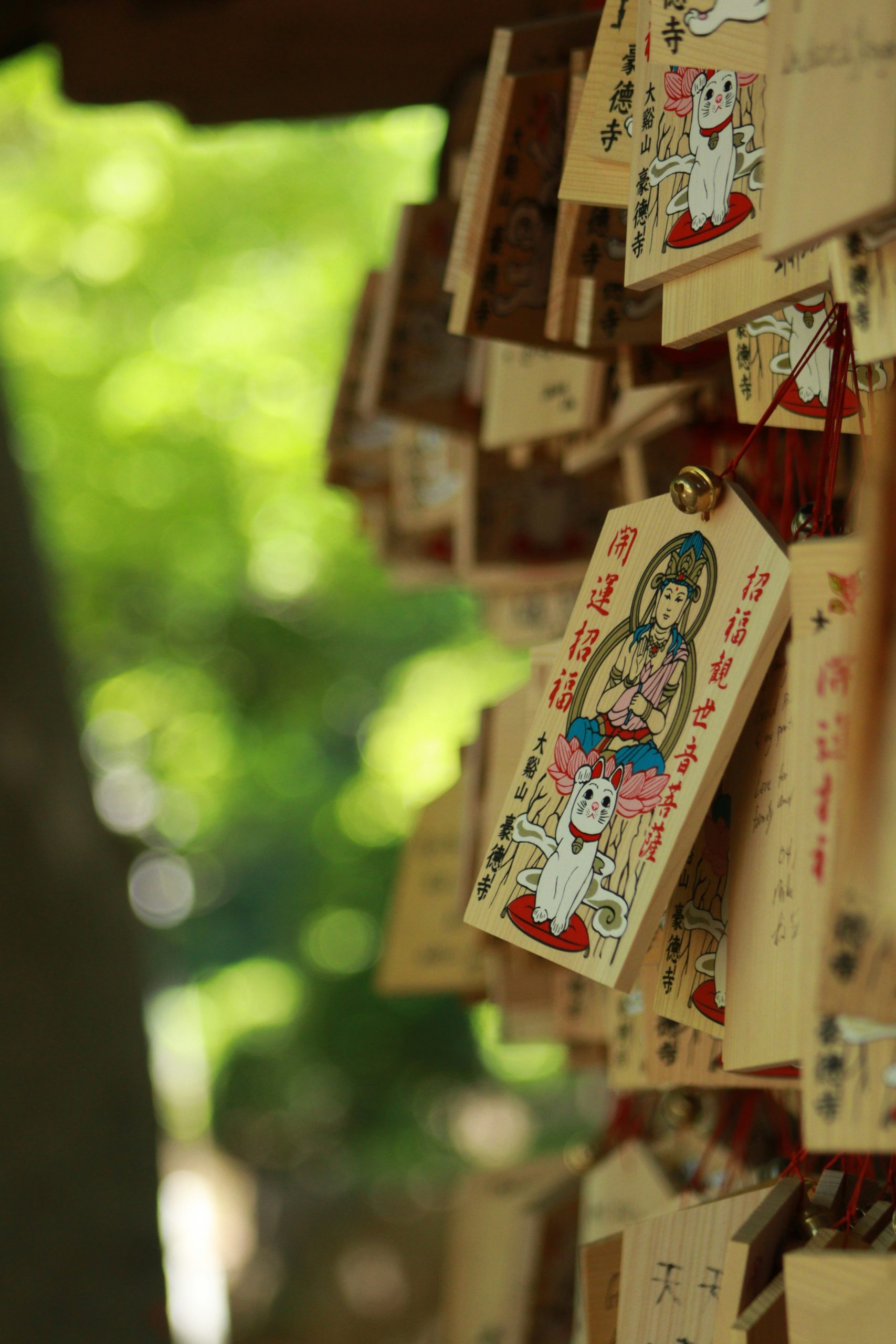 ema_de_madera_Gotokuji-scaled - Templo Gotokuji, el lugar de origen del gato de la suerte japonés