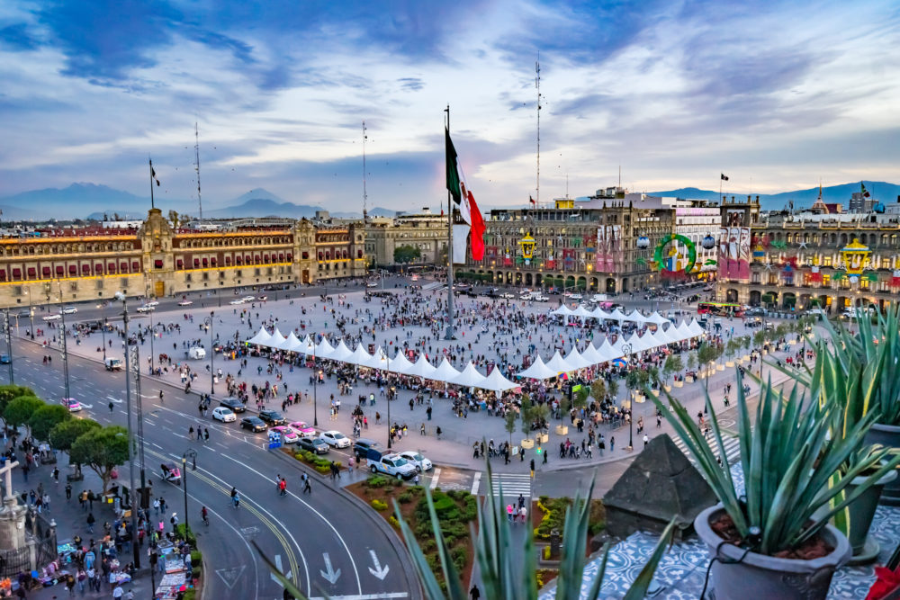 iStock-1134598553-1000x667 - 7 restaurantes de la CDMX con buena vista al Zócalo para celebrar el Día de la Independencia 2024