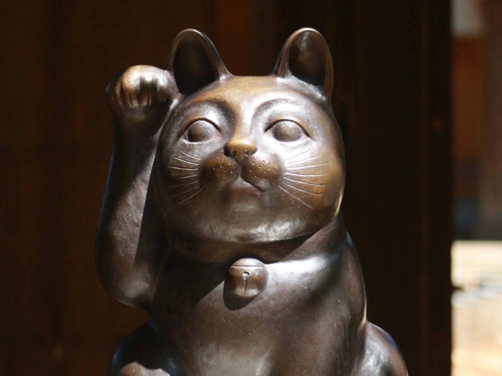 maneki-neko_bronce-1000x750 - Templo Gotokuji, el lugar de origen del gato de la suerte japonés