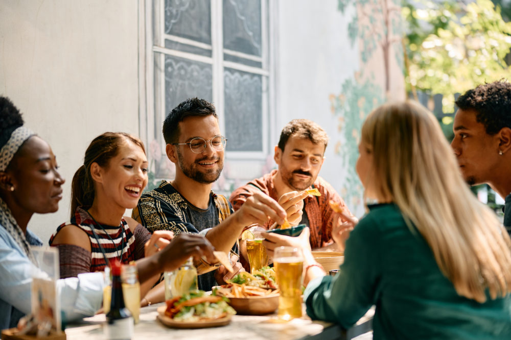 multiracial-group-of-friends-eating-in-mexican-res-2024-02-13-19-06-49-utc-1000x667 - La lista infalible de los mejores lugares para comer en CDMX