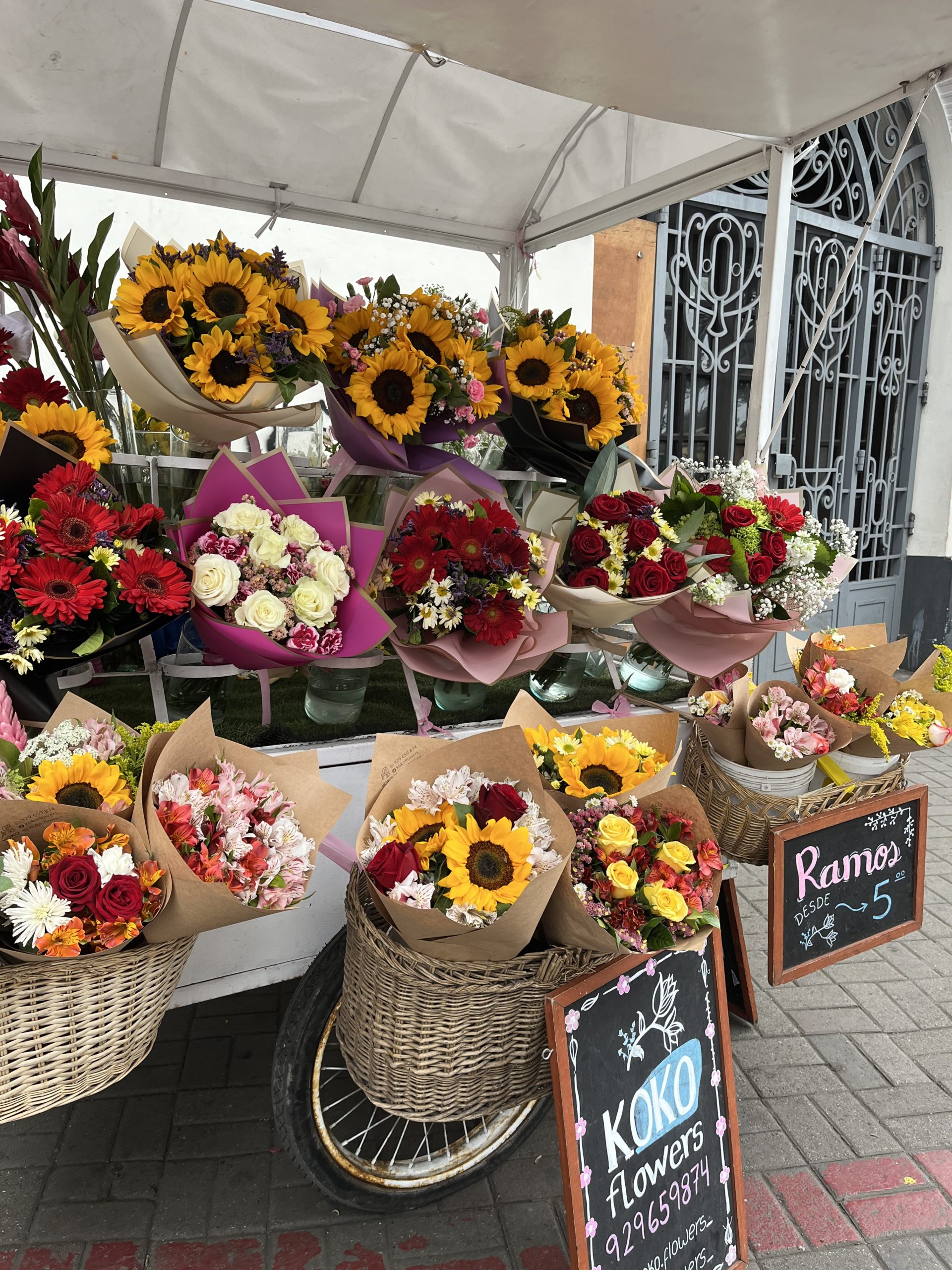 puesto_flores_Barrranco_Lima-scaled - 12 horas en Lima: un viaje para enamorarse de la capital peruana