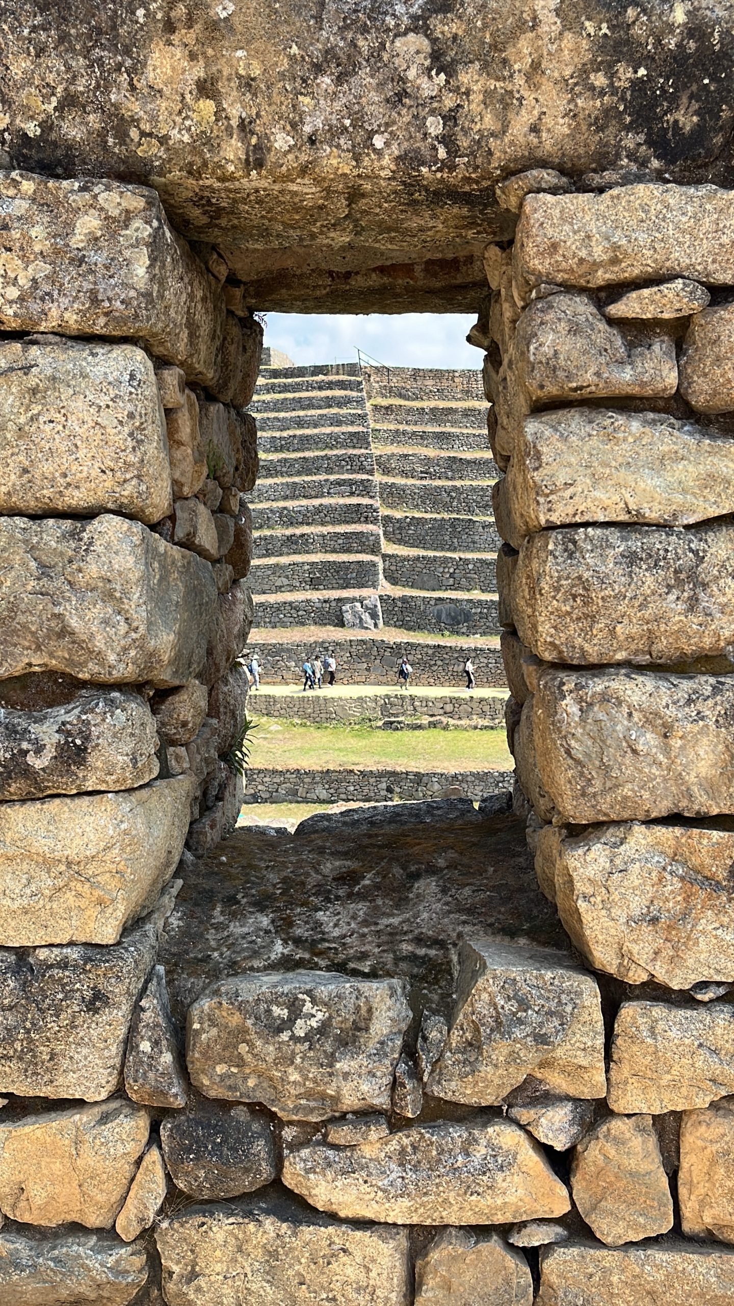 ventana_en_Machu_Picchu-scaled - Machu Picchu: una guía para disfrutar del misticismo de los incas