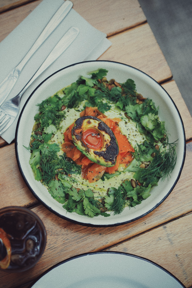 Avocado-tatemado-Chui-667x1000 - Chuí, el restaurante porteño recomendado por la Guía Michelin, abre su primer oasis urbano en México