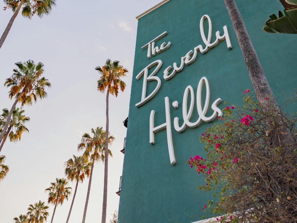 Beverly_Hills_Hotel_fachada-1000x750 - Destinos vintage: 5 lugares en Norteamérica para revivir el pasado