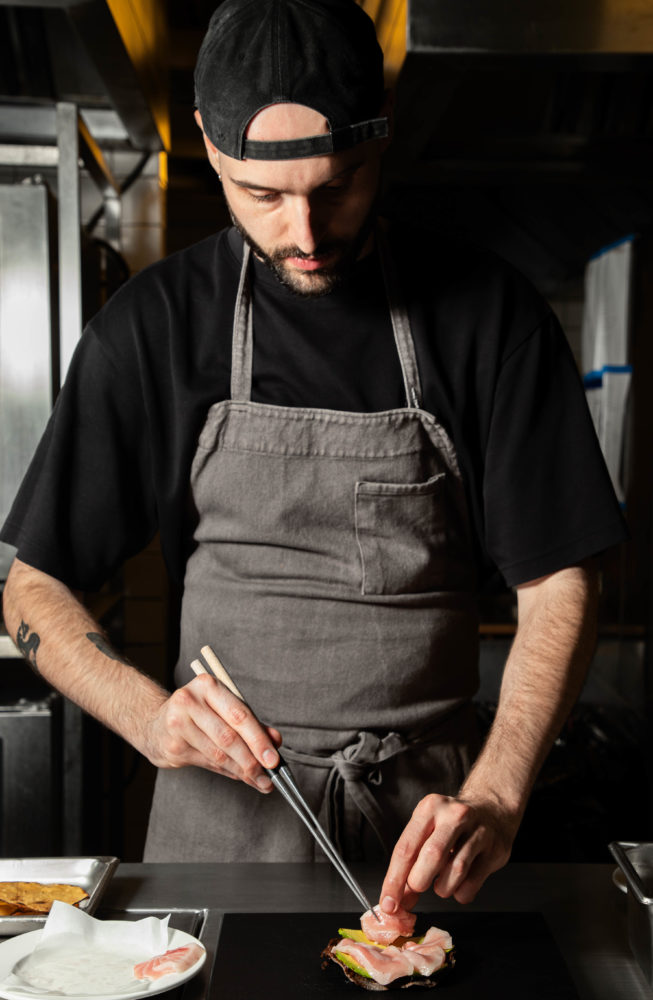 CHEF-NANO-1-653x1000 - Voraz: el restaurante en un antiguo taller mecánico liderado por N4NO Padilla