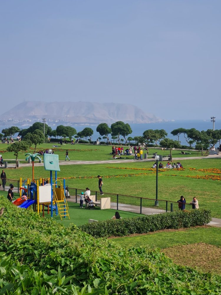 Parque-Maria-Reiche-750x1000 - Qué puedes encontrar en un recorrido a lo largo de la ciclovía del Malecón de Lima