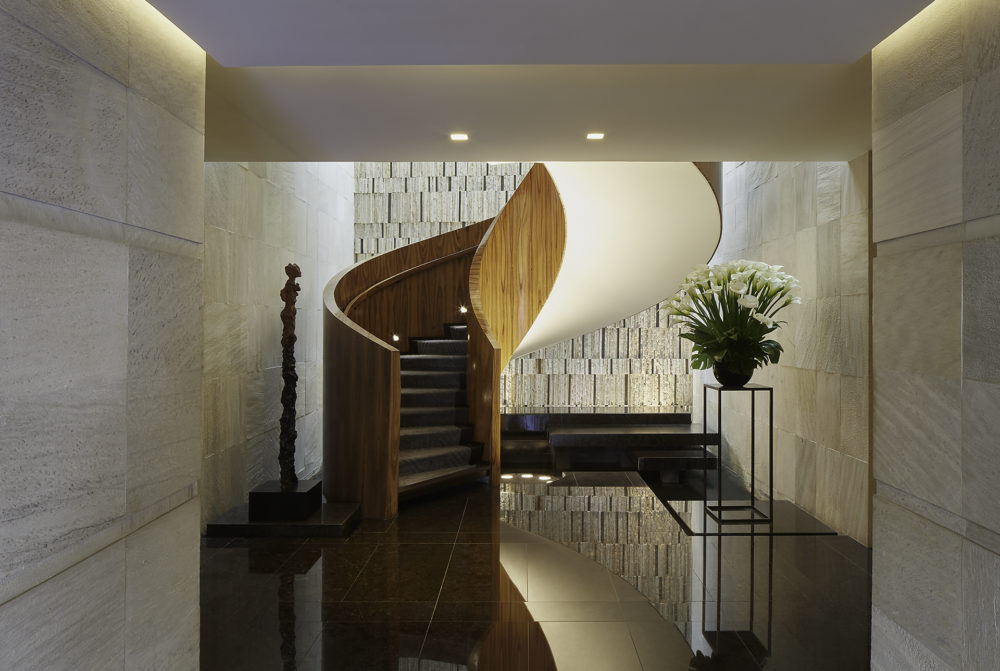 T8A8826-Lobbt-Staircase-2-1000x671 - Si viajas a CDMX debes conocer Las Alcobas, un oasis de lujo en el corazón de Polanco