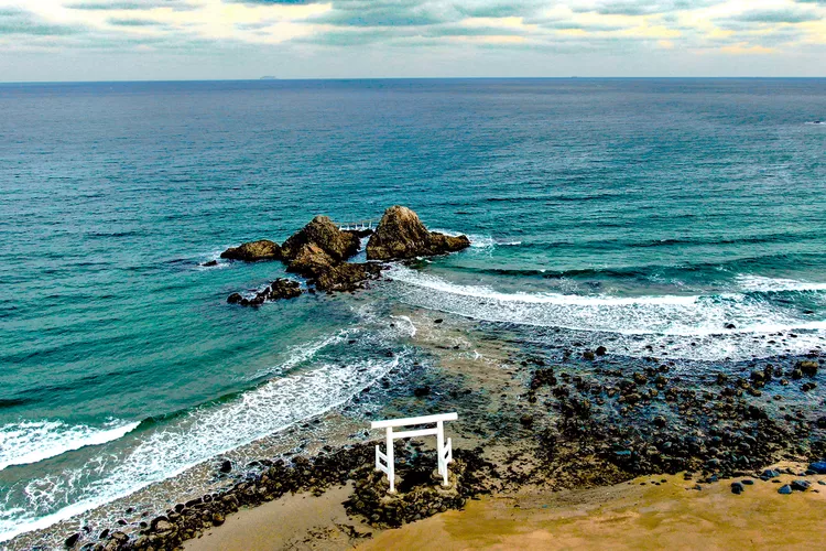 TAL-ocean-temple-rocks-KYUSHU1124-1b24c14de7204c52ab612486eef837c9 - Pasé 3 días pedaleando por Kyushu, Japón. Te cuento por qué es una manera increíble de conocer la isla.