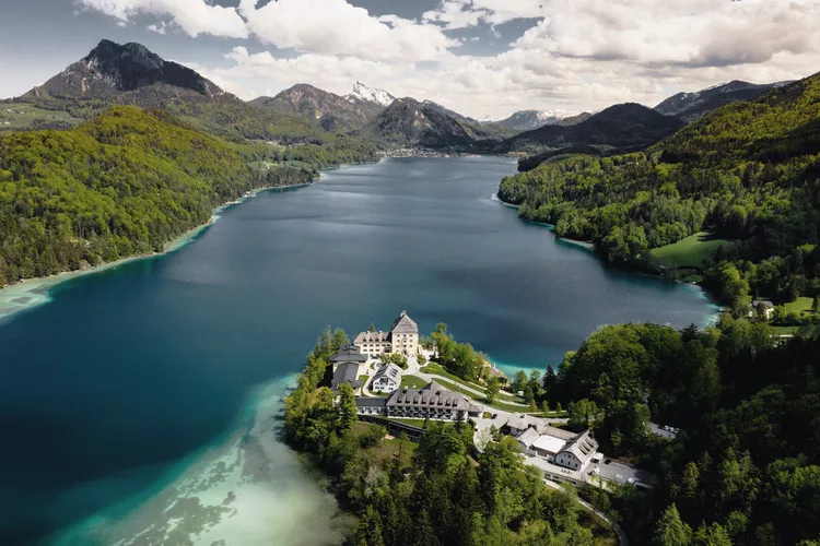 TAL-rosewood-schloss-fuschl-landscape-ALISTNEWHOTELS0824-2bbe2365c10f4c5190817d0f4fd11614 - Estas aperturas de hoteles 2024 han sido las favoritas de los expertos
