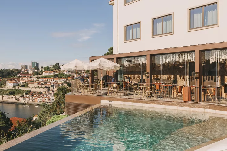 TAL-torel-avantgarde-pool-terrace-ALISTNEWHOTELS0824-9277d74c33914fe993f94a800ba87516 - Estas aperturas de hoteles 2024 han sido las favoritas de los expertos